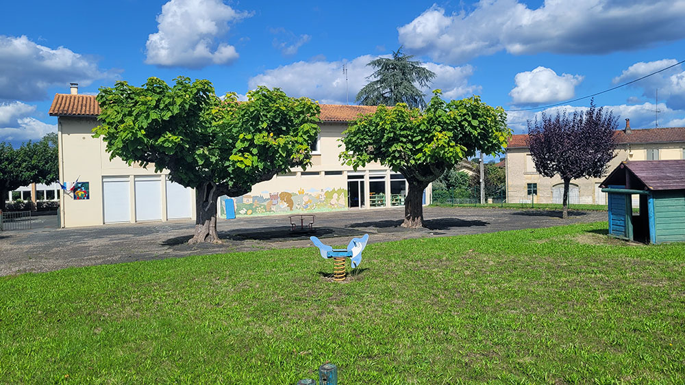 Ecole de gensac avec aire de jeux