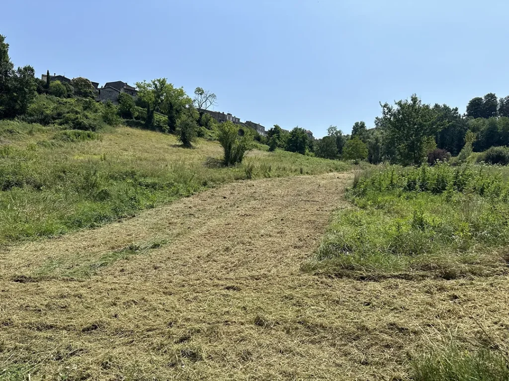 Chemin de randonnée ouvert au public à Gensac