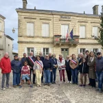 À Gensac, élus, agents municipaux et habitants se sont réunis pour condamner les violences et exprimer leur solidarité avec les villes touchées.